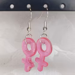 Örhängen med små kvinnosymboler i cerise