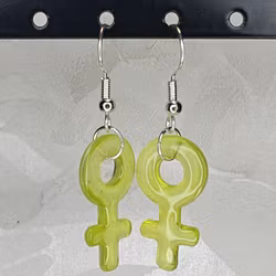 Örhängen med små kvinnosymboler i lime zest