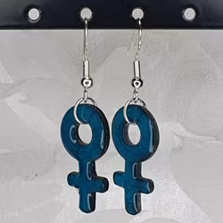 Örhängen med små kvinnosymboler i petrol blue