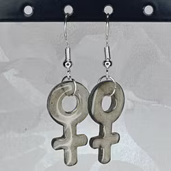 Örhängen med små kvinnosymboler i warm grey 3