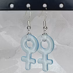 Örhängen med små kvinnosymboler i powder blue
