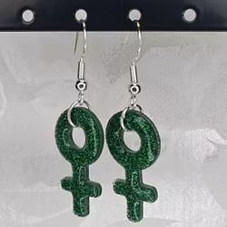 Örhängen med små kvinnosymboler med glitter grönt