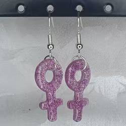 Örhängen med små kvinnosymboler med glitter rosa