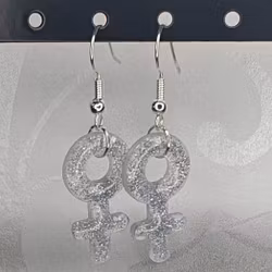 Örhängen med små kvinnosymboler med glitter silver