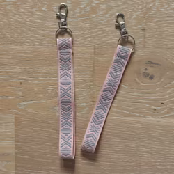 Dräktband rosa med reflex nyckelring och krabinhake