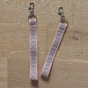 Dräktband rosa med reflex nyckelring och krabinhake