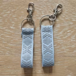 Dräktband ljusblå kort med reflex nyckelring och krabinhake