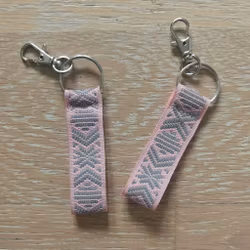 Dräktband rosa kort med reflex nyckelring och krabinhake