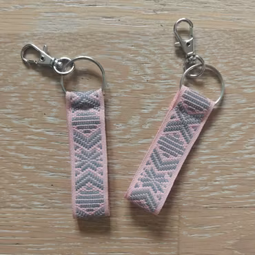 Dräktband rosa kort med reflex nyckelring och krabinhake