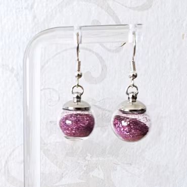 Örhängen glasglob med rosa sandglitter 14mm