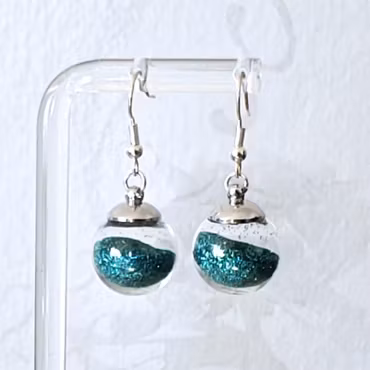 Örhängen glasglob med turkos sandglitter 16mm