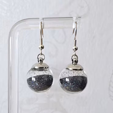 Örhängen glasglob med svart sandglitter 16mm