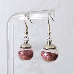 Örhängen glasglob med gammelrosa sandglitter 14mm