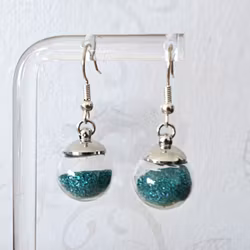 Örhängen glasglob med turkos sandglitter 14mm