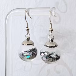 Örhängen glasglob med silvrigt hexagonglitter 16mm