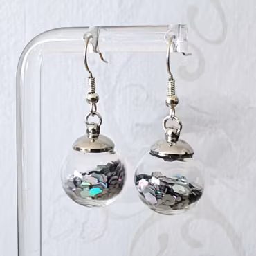 Örhängen glasglob med silvrigt hexagonglitter 16mm