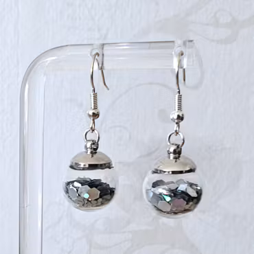 Örhängen glasglob med silvrigt hexagonglitter 14mm