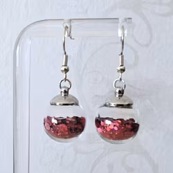 Örhängen glasglob med rött hexagonglitter 16mm