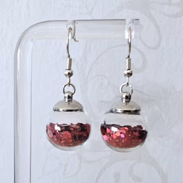 Örhängen glasglob med rött hexagonglitter 16mm