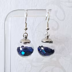 Örhängen glasglob med mörk turkost hexagonglitter 16mm