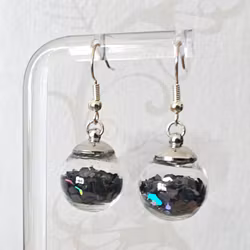 Örhängen glasglob med svart hexagonglitter 16mm