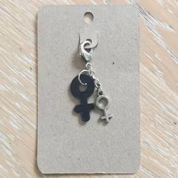 Kvinnosymbol berlock i svart