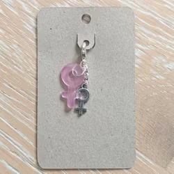 Kvinnosymbol berlock i rosa