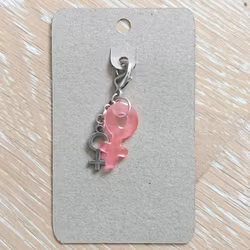 Kvinnosymbol berlock i rosa