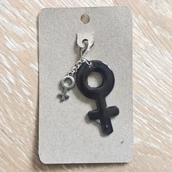 Kvinnosymbol berlock i svart