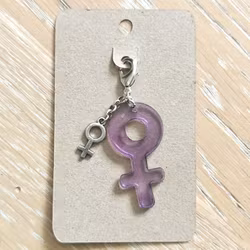 Kvinnosymbol berlock i lila