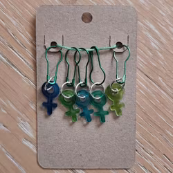 Stickmarkörer småberlocker gröna kvinnosymboler 5-pack med säkerhetsnål