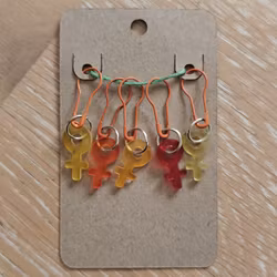 Stickmarkörer småberlocker gula kvinnosymboler 5-pack med säkerhetsnål