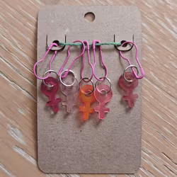 Stickmarkörer småberlocker röda kvinnosymboler 5-pack  med säkerhetsnål
