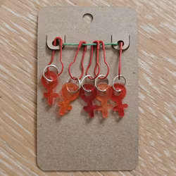 Stickmarkörer småberlocker röda kvinnosymboler 5-pack med säkerhetsnål
