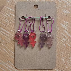 Stickmarkörer småberlocker röda kvinnosymboler 5-pack med säkerhetsnål