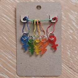 Stickmarkörer småberlocker kvinnosymboler 5-pack med säkerhetsnål