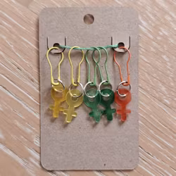 Stickmarkörer småberlocker kvinnosymboler 5-pack med säkerhetsnål