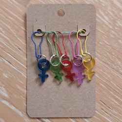Stickmarkörer småberlocker kvinnosymboler 5-pack med säkerhetsnål