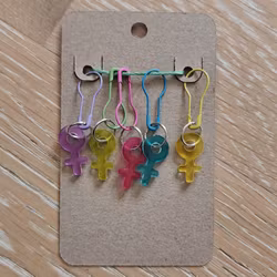 Stickmarkörer småberlocker kvinnosymboler 5-pack med säkerhetsnål