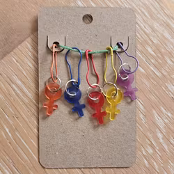 Stickmarkörer småberlocker kvinnosymboler 5-pack med säkerhetsnål