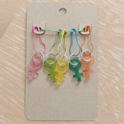 Stickmarkörer småberlocker kvinnosymboler 5-pack med säkerhetsnål