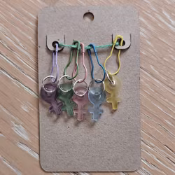 Stickmarkörer småberlocker kvinnosymboler 5-pack med säkerhetsnål