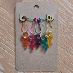 Stickmarkörer småberlocker kvinnosymboler 5-pack med säkerhetsnål