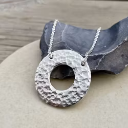 Halsband med hamrad cirkel