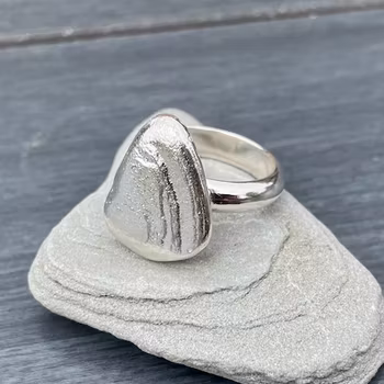 Ring med gjuten "sten" stl 18,5