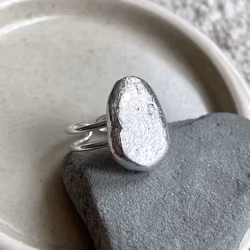Ställbar ring med gjuten ”sten”