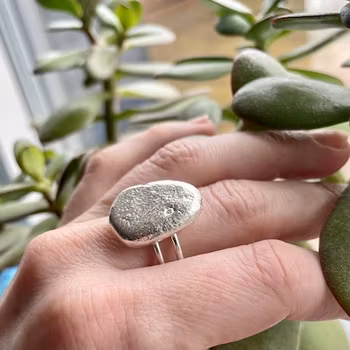 Ställbar ring med gjuten ”sten”