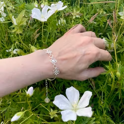 Armband med blåsippor