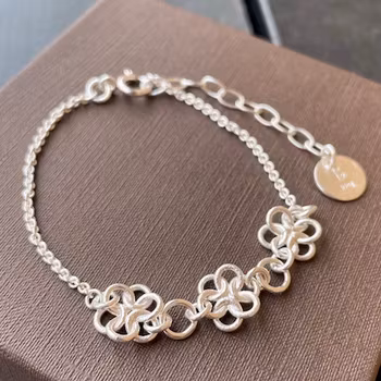 Armband med blåsippor