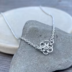 Barnhalsband med blåsippa